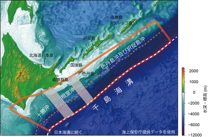 図１　千島海溝沿いで発生するプレート間地震の評価対象領域（赤で囲まれた領域）　灰色で示す領域は境界領域。白点線は海溝軸で、赤点線は海溝寄りの領域を分ける線。