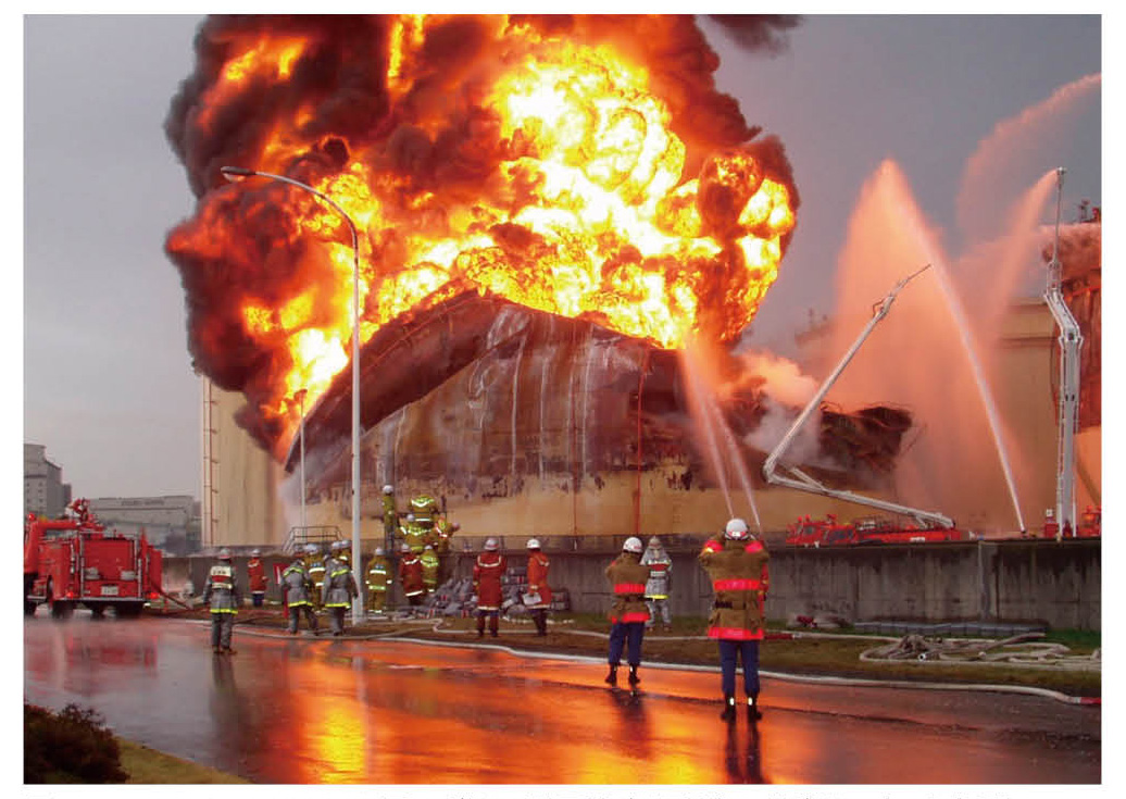 図1　 2003年十勝沖地震の際に長周期地震動の影響により大型石油タンクで発生した全面火災（北海道苫小牧市）